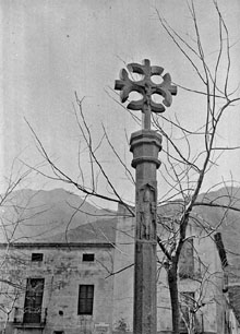 Creu de terme de la població de Selva de Mar. En baix relleu, una imatge de Sant Pere. Va ser destruïda el 1936. 1925