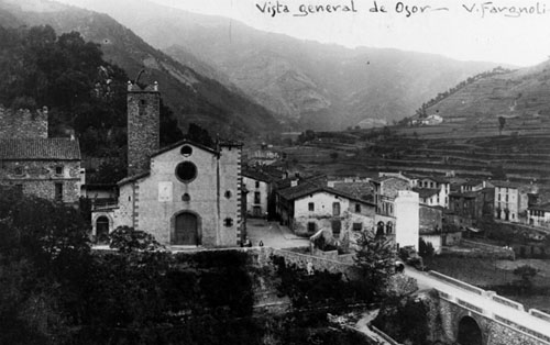 Vista d'Osor. En primer terme, l'església parroquial de Sant Pere. 1918