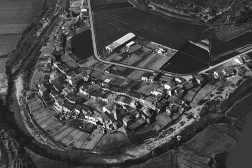 Vista aèria de Sant Llorenç de la Muga. 1981