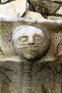 Relleu d'una casa a la pla&ccedil;a Major