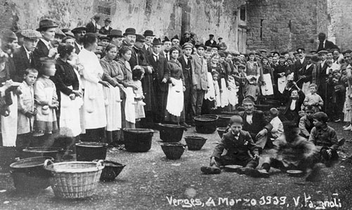 A punt de servir la Sopa de Verges a la pla&ccedil;a Major. 4 de mar&ccedil; de 1919