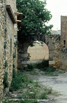 Porta de la antiga muralla y restes del mur. 1992