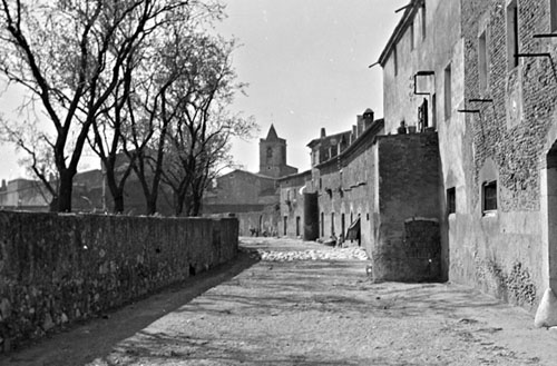 Un carrer de Vilafant. Al fons, l'església romànica de Sant Cebrià. 1925