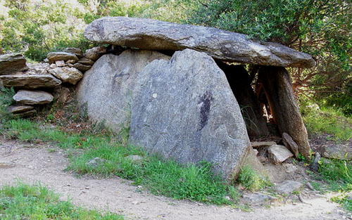 Dolmen de la Vinya del Rei. Sepulcre del tipus corredor del 4000-3000 aC