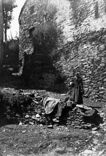 Dona en un carrer de Tregur&agrave; de Dalt. 1907