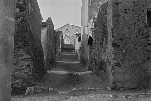 Vista des d'un carrer de Vilamaniscle, amb el castell de Can Gorgot al fons. 1925
