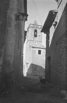 Vista de l'església romànica de Sant Cebrià de Vilafant des d'un carrer. 1925