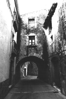 Arc entre el carrer Pintor Sibeca i el carrer Lladó de Vilanant. 1989
